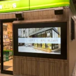実例016［駅デジタルサイネージ広告］画像｜目黒リリー歯科・矯正歯科様