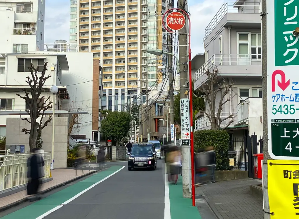 電柱広告が並ぶ通り道イメージ