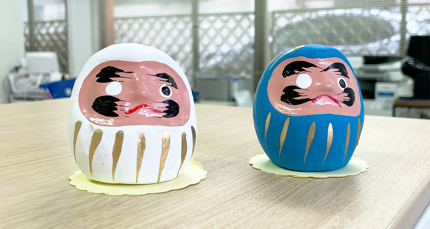 『夏季休業のお知らせ』をする風水だるまさんたち