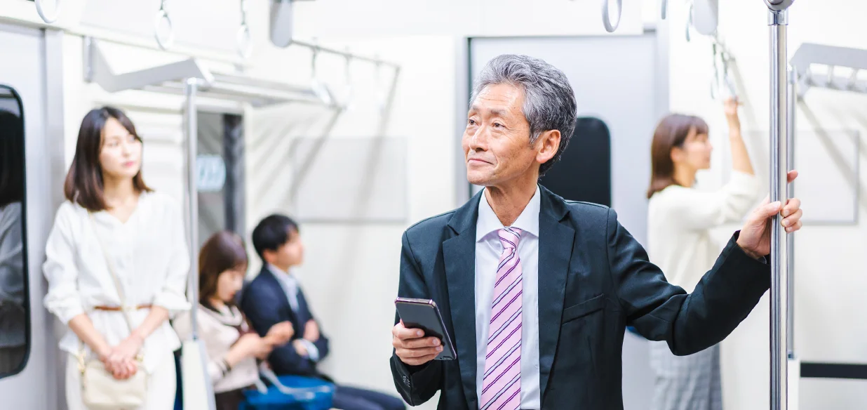電車内の広告を見る人のイメージ